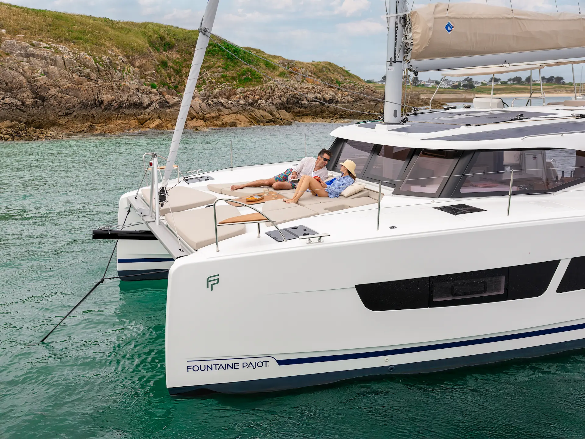 hybrid-fountaine-pajot-fp41-silent-anchoring-living