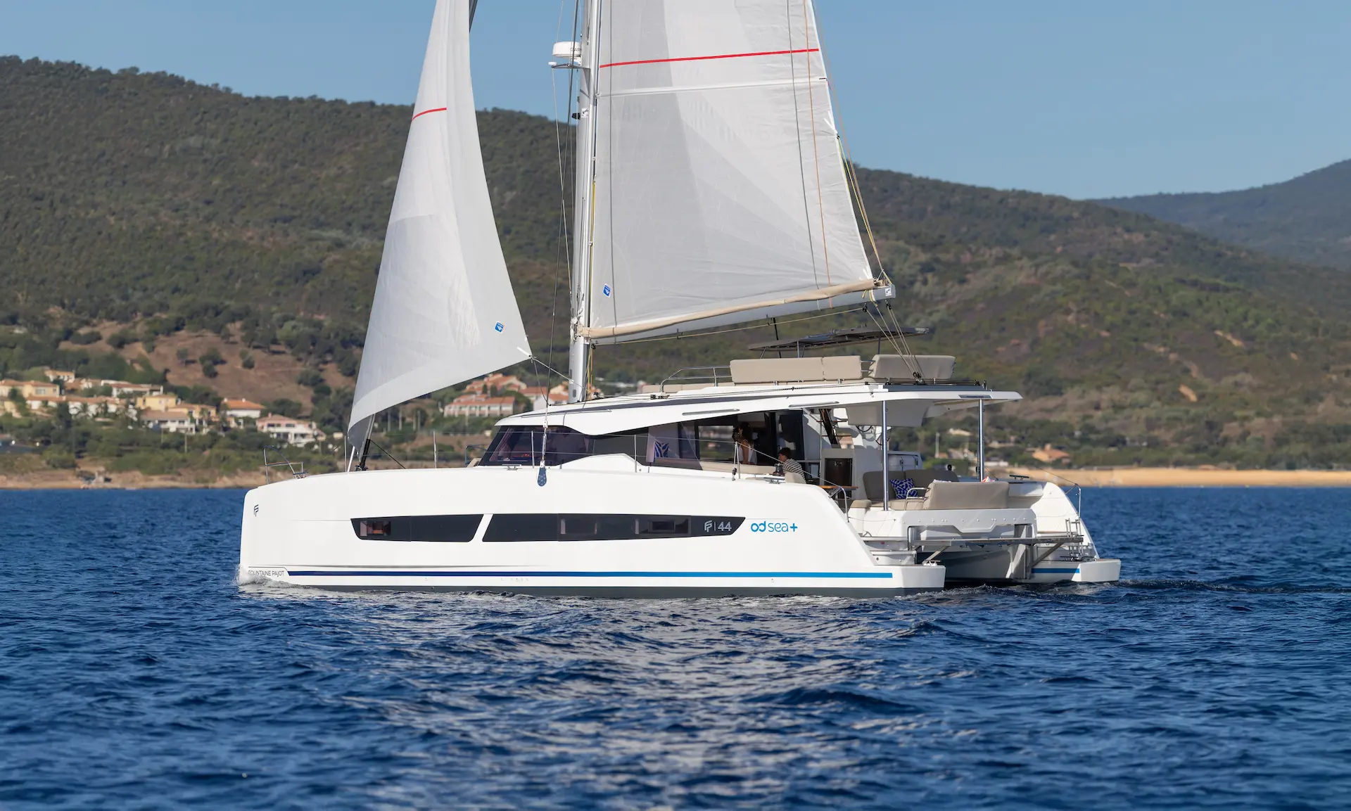 Hybrid Fountaine Pajot FP44 with JOOOL sailing under canvas, electric propulsion and hybrid energy management