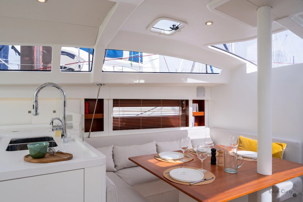 Hybrid RM 1380 dining area with bright saloon, large windows, and a comfortable space adapted to life on board during long cruises